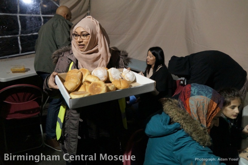Xhamia në Angli ushqen të varfrit për Krishtlindje