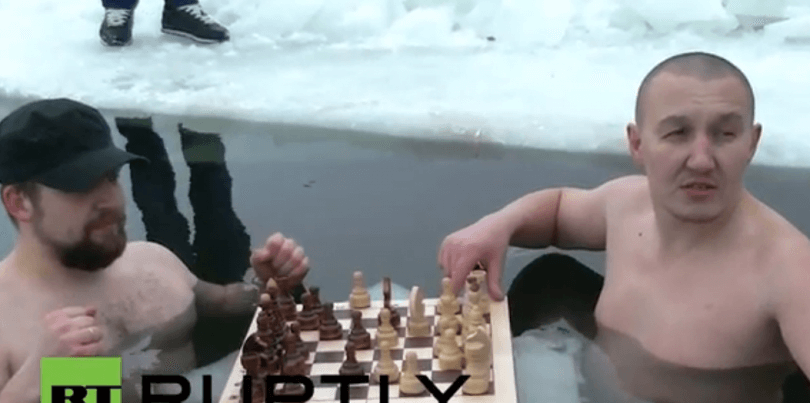 Rusët luajnë shah në liqen të ngrirë