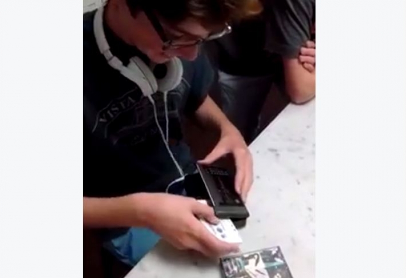 Të rinjtë nuk dinë se si futet kaseta në “walkman”