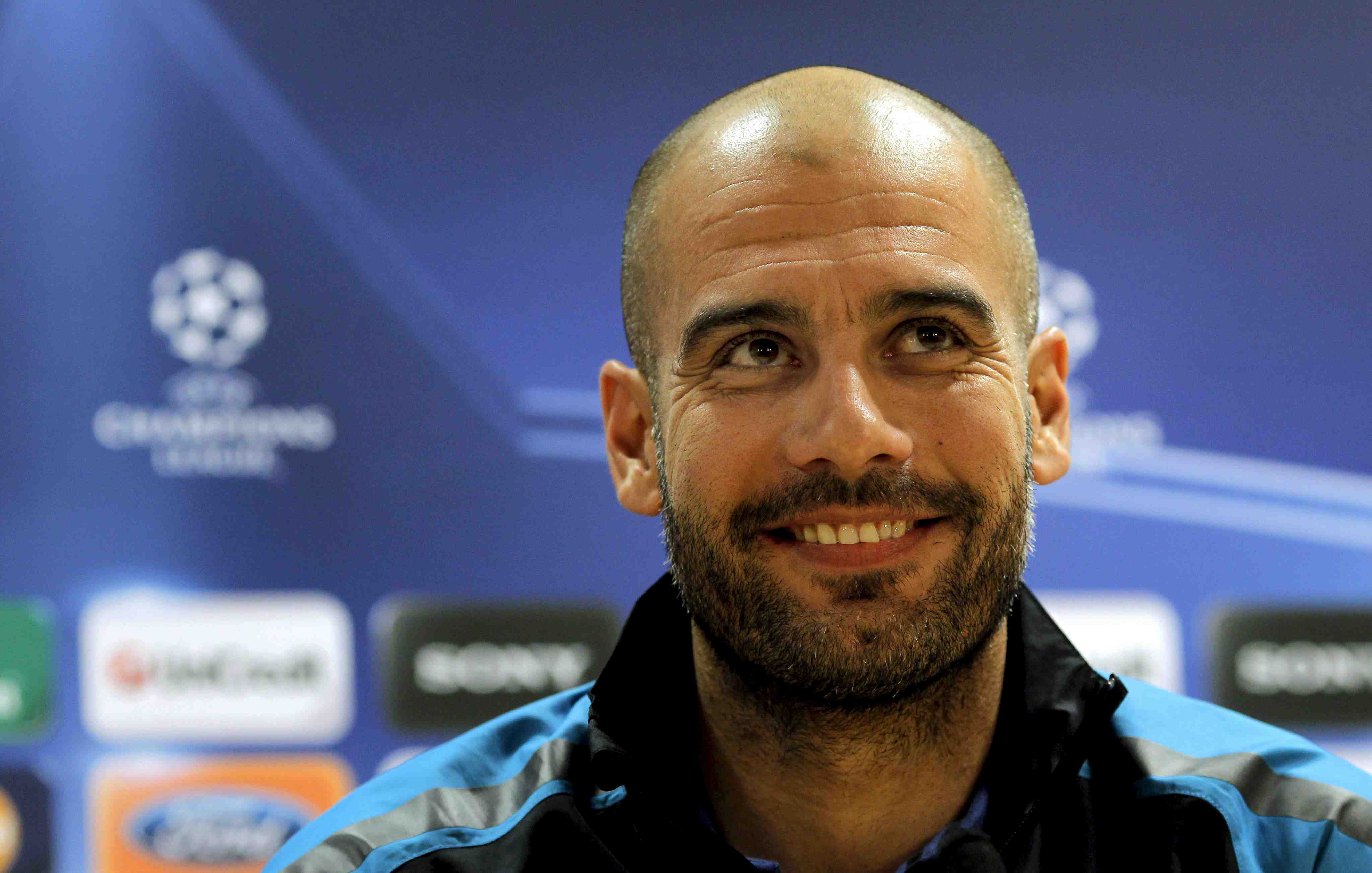 KRM06 LONDRES (REINO UNIDO), 15/2/2011.- El entrenador del FC Barcelona, Pep Guardiola, sonríe durante una rueda de prensa en Londres, Reino Unido, hoy, martes 15 de febrero de 2011. El Barcelona se enfrentará mañana al Arsenal en un partido de octavos de final de la Liga de Campeones. EFE/Kerim Okten REINO UNIDO - FÚTBOL - LIGA DE CAMPEONES