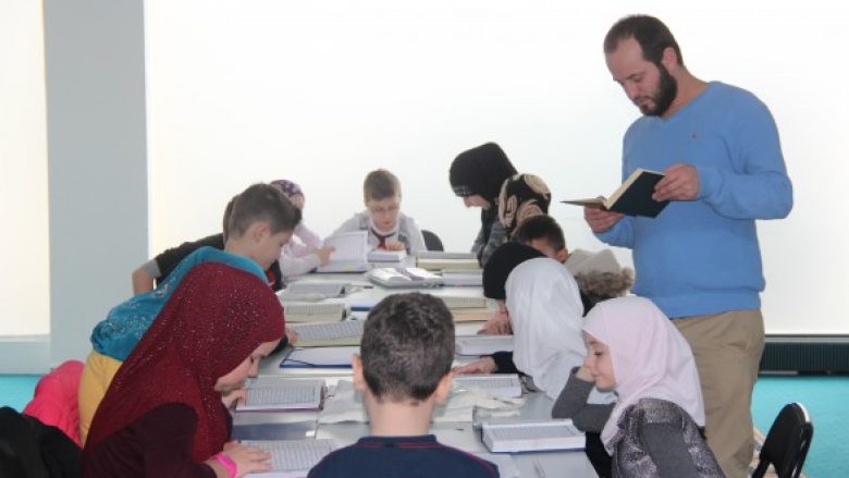 Zvicër zbrazen shkollat shqipe