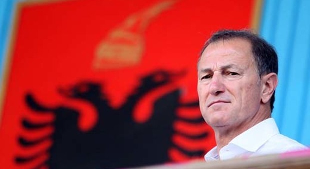 Traineri i ekipit Kombetar Shqiptar Gianni De Biasi, gjate ndeshjes se futbollit, Tirana-Alesund i Norvegjise, 1-1, e vlefshme per turin e dyte paraeleminator te kupes UEFA, e luajtur ne stadiumin Qemal Stafa, ne Tirane.