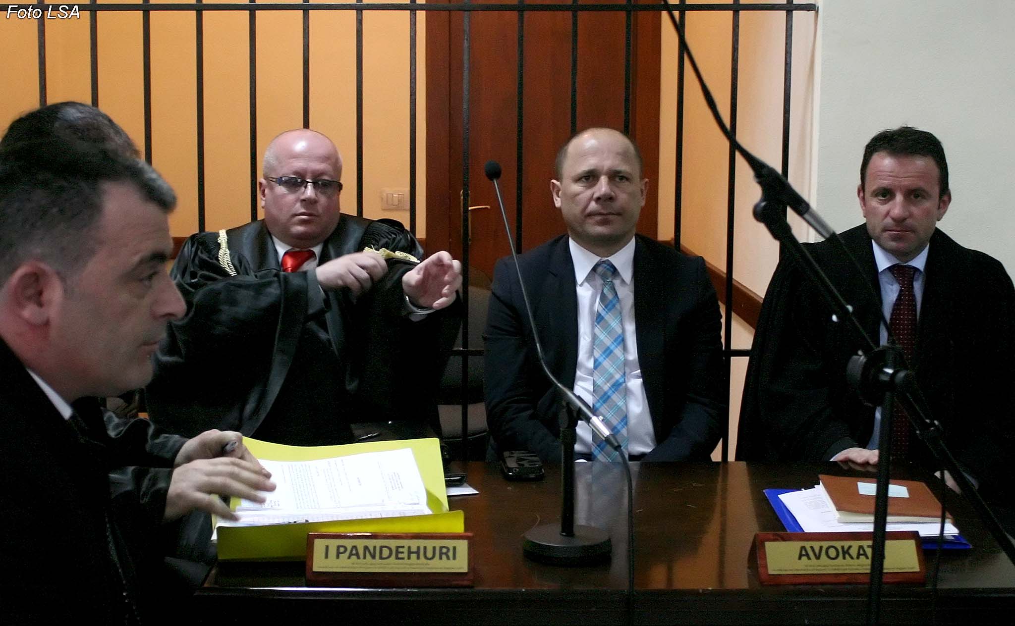 SHTYHET SEANCA PER MZIUN - Kryetari i Bashkise se Kamzes Xhelal Mziu dhe avokati i tij Genc Gjokutaj, gjate nje seance gjyqesore ne Gjykaten e Tiranes, e cila eshte shtyre serish pasi mungonte njeri prej te pandehurve, Bujar Loshi.