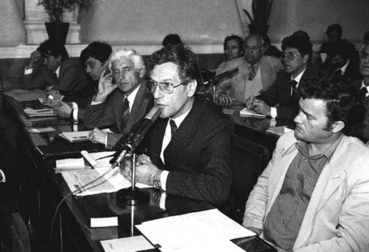 Tirane.15.04.91.- Nga e djathta ne te majte deputetet e PD Hazem Hajdari, Gramoz Pashko duke diskutuar, Neritan Ceka,Arben Imami dhe Sali Berisha ne parlament.ATSH.Foto:P.Omeri