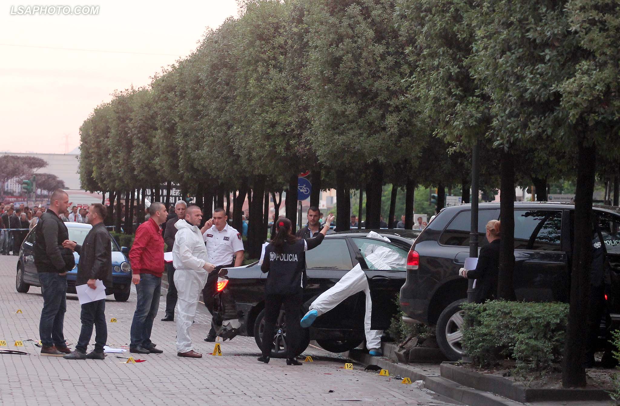 VRITEN TRE PERSONA NE TIRANE - Forca te policise, duke kqyrur vendin e ngjarjes prane bulevardit Zogu i Pare, ku mbeten te vrare 3 persona, Mentor Lufi, Gerti Goxha dhe Besnik Sulku, pasi jane qelluar per vdekje nga disa persona te paidentifikuar./r/n/r/nKILLED 3 PERSONS IN TIRANA - Police force, at  the crime scene at the First Bird Boulevard, where three people were killed,Mentor Lufi, Gerti Goxha and Besnik Sulku, after being shot dead by some unidentified persons.