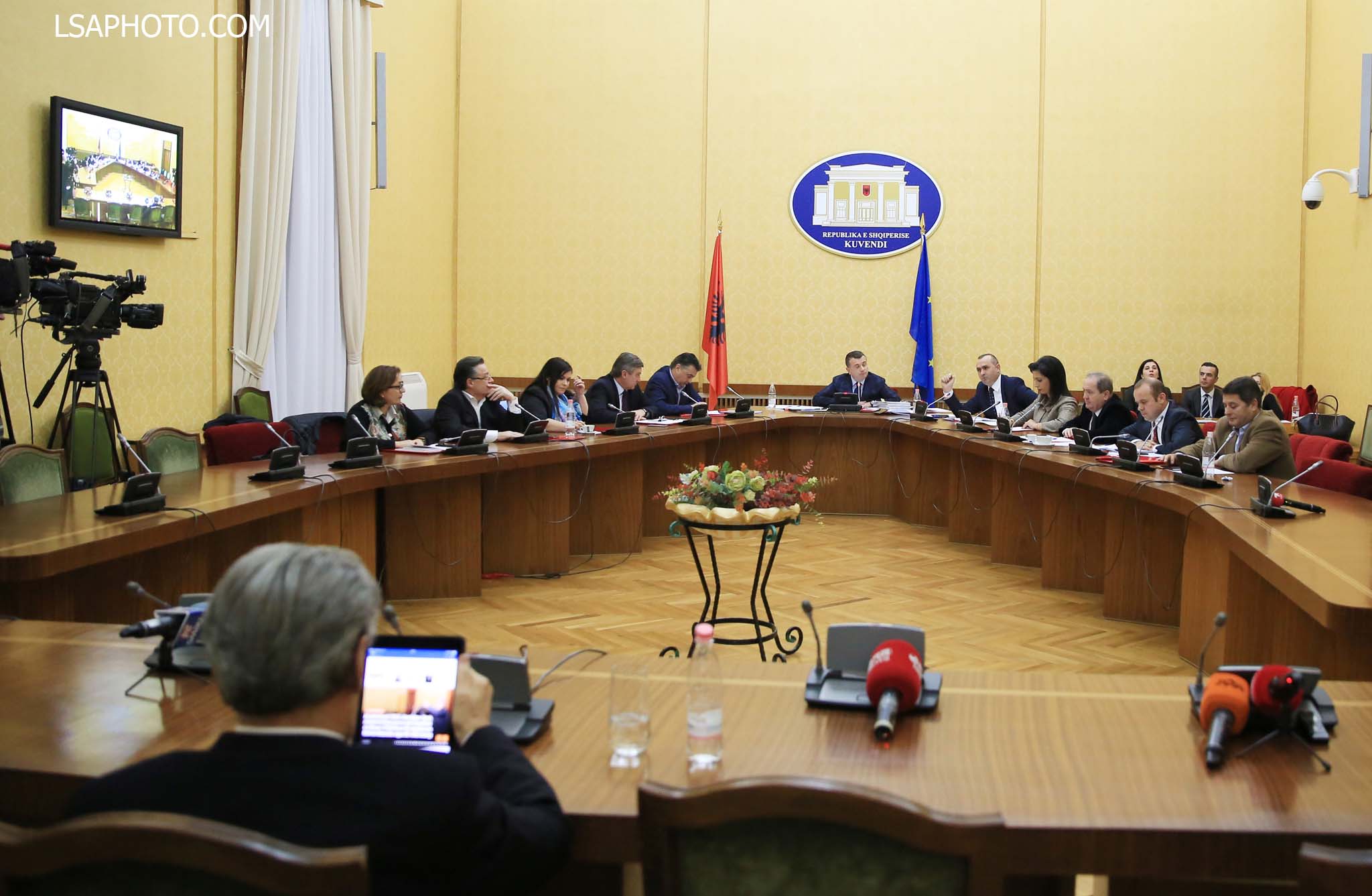 Ish kryeministri dhe deputeti i PD, Sali Berisha, gjate nje mbledhje te Komisionit Parlamentar Hetimor per kompanine CEZ Shperndarje./r/n/r/nFormer Prime Minister and DP lawmaker, Sali Berisha, during a meeting of the Parliamentary Commission of Inquiry for the company CEZ Distribution.