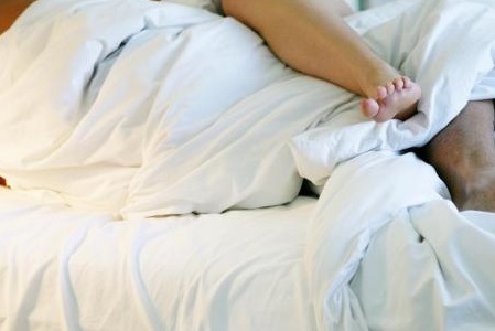 Kush janë pozicionet më të mira në shtrat… sipas moshës | Lajme.al