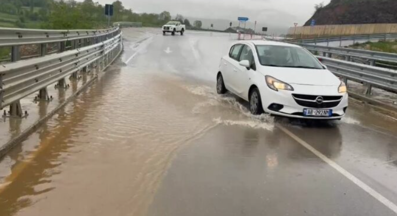 Shiu përmbyt Rrugën e Arbrit në Gjoricë të Bulqizës  vështirësohet qarkullimi i mjeteve