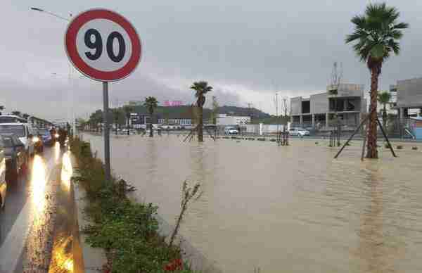 Shiu dhe bora e  okupojnë  Shqipërinë  regjistrohet viktima e parë
